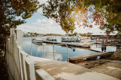 Condo with boat slip and Swimming pool - Sleeps 6