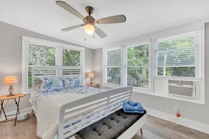 Room - Cozy Cottage, Right off Ocean
 (Folly Beach)