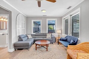 Living area - Cozy Cottage, Right off Ocean
 (Folly Beach)