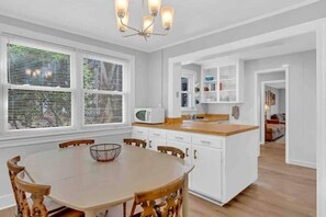 Dining - Folly Cottage, Right off Ocean!

 (Folly Beach)