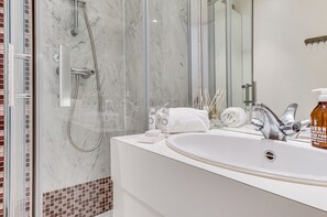 Shower, hair dryer, towels - Roll over Beethoven 3-bedrooms (Paris)