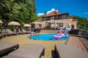 Außenpool (je nach Saison geöffnet), Sonnenschirme, Liegestühle