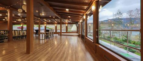 Petit déjeuner buffet (40 PLN par personne)