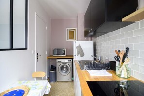 Een koelkast, een magnetron, een oven, een kookplaat