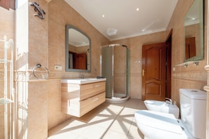 Shower, hair dryer, bidet, towels