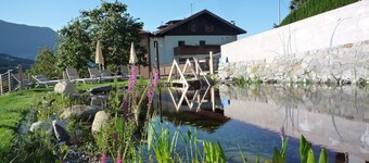 Familien-appartement mit Zwei Balkonen und Naturbadeteich, in der Nähe von Meran