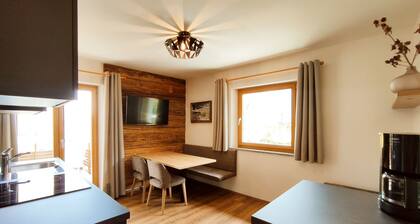 Familien-appartement mit Zwei Balkonen und Naturbadeteich, in der Nähe von Meran