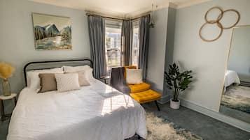 4 bedrooms, iron/ironing board, WiFi, bed sheets