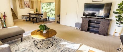 Televisión, chimenea y oficina