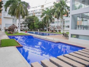 Una piscina al aire libre