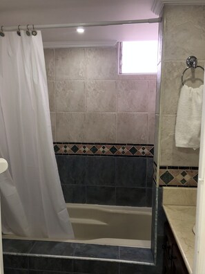 Secador de pelo, toallas, jabón y papel higiénico