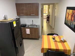 Frigorífico, microondas, placa de cocina y utensilios de cocina
