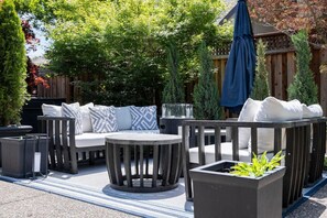 Terrace/patio - Botany House Designer Home with Hot Tub (Santa Rosa)