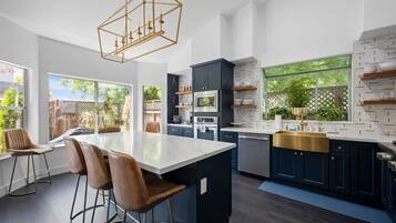 Fridge, oven, stovetop, dishwasher