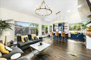 Smart TV, fireplace, offices - Botany House Designer Home with Hot Tub (Santa Rosa)