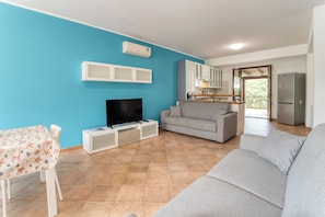 House, Partial Sea View | Living room | 32-inch flat-screen TV with cable channels - Stagnone Wine House (Marsala)