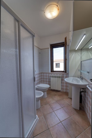 Ferienhaus, eingeschränkter Meerblick | Badezimmer | Dusche, Haartrockner, Handtücher, Toilettenpapier