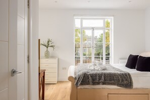 2 bedrooms, iron/ironing board, free WiFi, bed sheets - PickThePlace Kensington Lux Apartments  | (London)