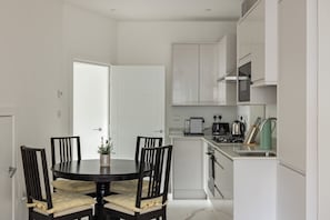 Dishwasher, cookware/dishes/utensils, dining tables