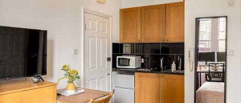 Iron/ironing board, free WiFi, bed sheets