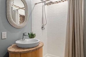 Dusch, hårtork, handdukar och tvål