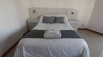 1 habitación, tabla de planchar con plancha, wifi y ropa de cama