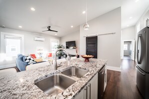 Interior - Luxury w/SoakTub-King-Backyard-Fountain Sq (Indianapolis)