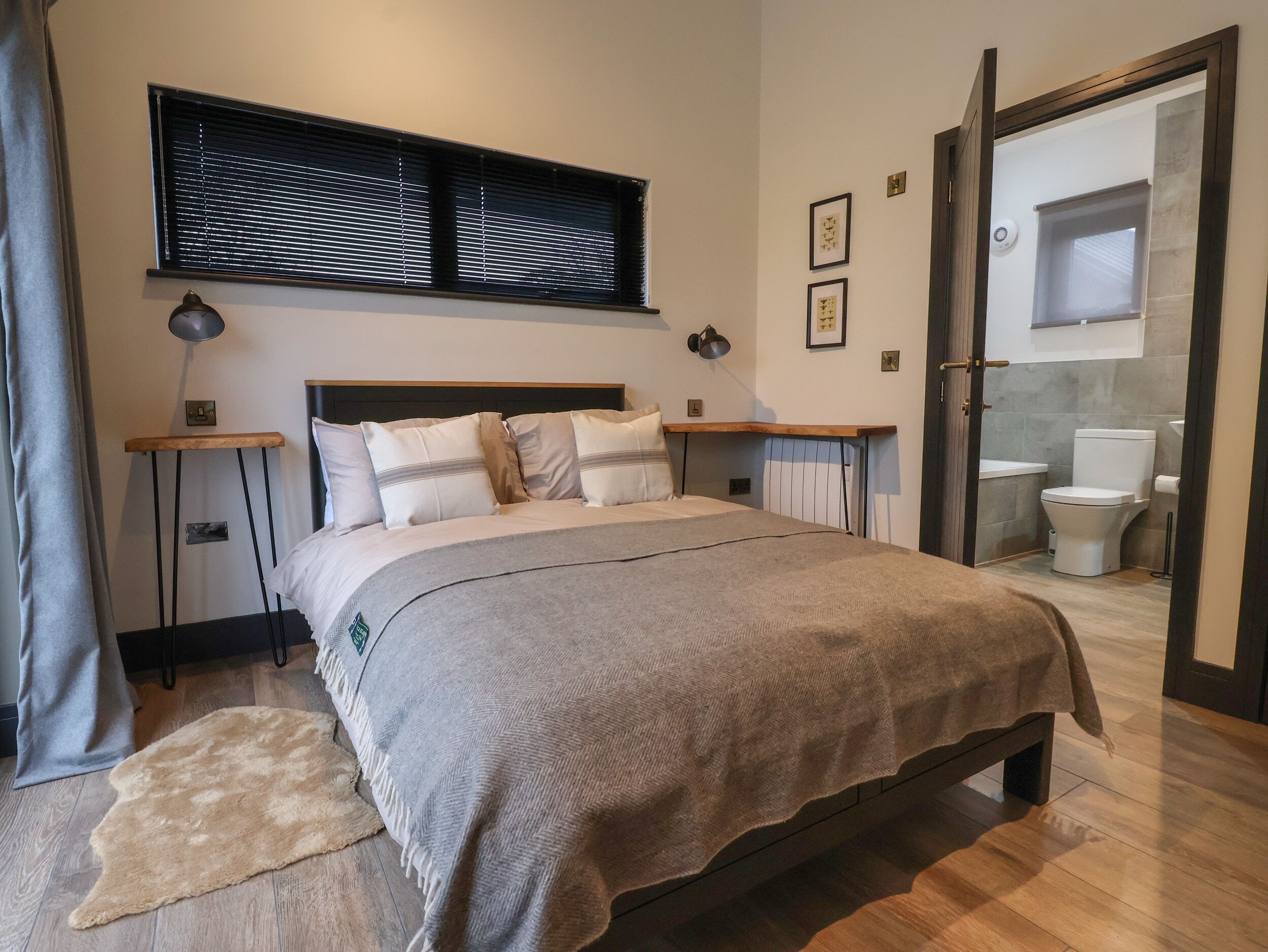 2 Schlafzimmer, individuell dekoriert, individuell eingerichtet