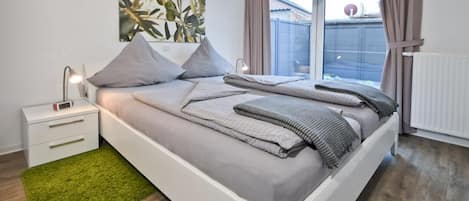 4 bedrooms, iron/ironing board, internet, bed sheets