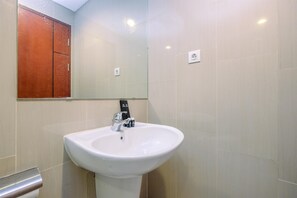 Apartment | Badezimmer | Dusche, kostenlose Toilettenartikel, Handtücher