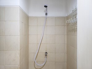 Ducha, artículos de tocador gratuitos, toallas