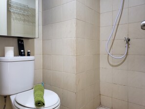 Studio | Salle de bain | Douche, articles de toilette gratuits, serviettes fournies