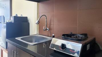 Estudio | Cocina privada | Refrigerador con congelador y parrilla de estufa
