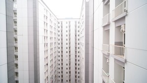 Un immeuble de grande hauteur doté de nombreux balcons et d’une cour intérieure.