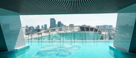 Una piscina al aire libre