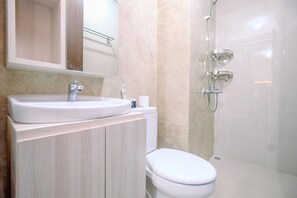 Appartement | Salle de bain | Douche, articles de toilette gratuits, serviettes fournies