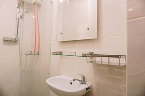 Estudio | Baño | Regadera, amenidades de baño gratuitas, toallas 