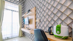 Un espace de bureau moderne comprenant un bureau, une chaise et une machine à café.