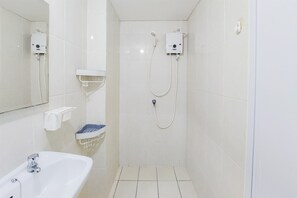Studiolejlighed | Badeværelse | Bruser, gratis toiletartikler, håndklæder