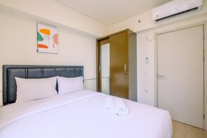 2 bedrooms, free WiFi - Spacious And Cozy Design 2Br With Working Room Meikarta Apartment (Cikarang)