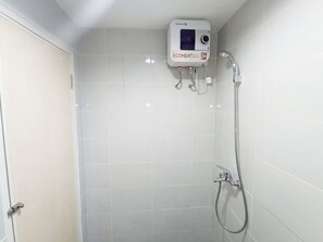 Estudio | Baño | Ducha, artículos de higiene personal gratuitos y toallas