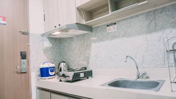 Studio | Private kitchen | Full-sized fridge, stovetop