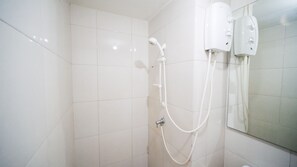 Studio | Badezimmer | Dusche, kostenlose Toilettenartikel, Handtücher
