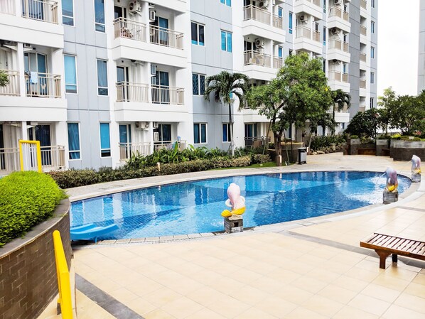 Una piscina al aire libre