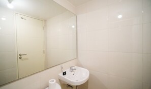 Studio | Bathroom | Shower, free toiletries, towels - Simple And Cozy Studio At Tanglin Supermall Mansion Apartment (Surabaya)