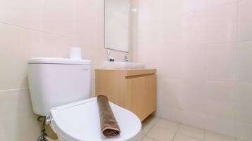 Studio | Bathroom | Shower, free toiletries, towels