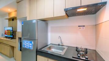 Studio | Private kitchen | Full-size fridge, stovetop
