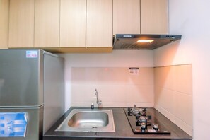 Studio | Private kitchen | Full-size fridge, stovetop