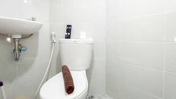 Studio | Bathroom | Shower, free toiletries, towels