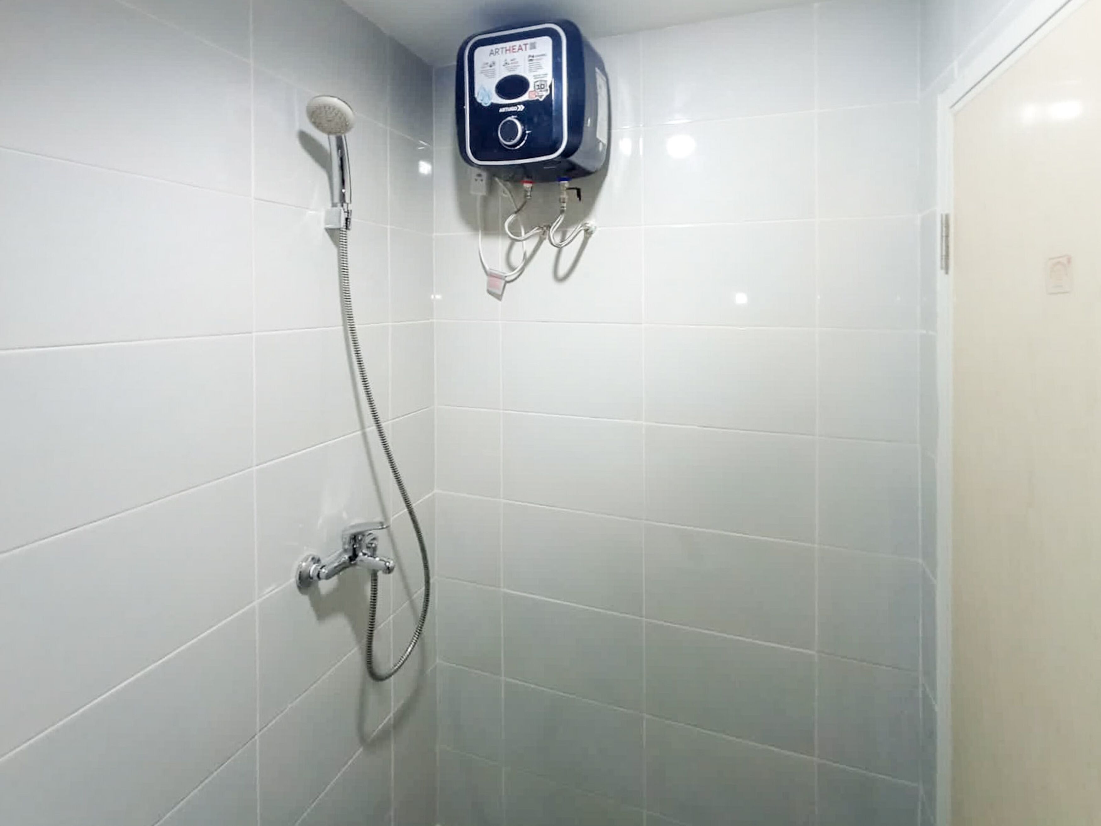 Studio | Bathroom | Shower, free toiletries, towels